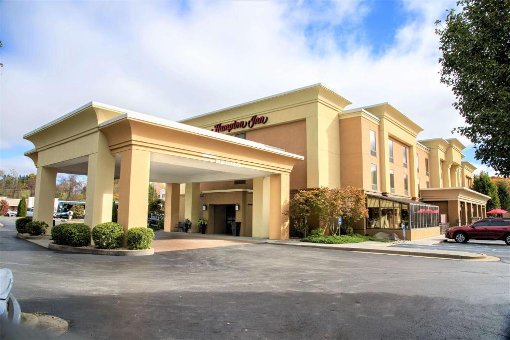 a store front of a shopping center at Hampton Inn Lewisburg in Lewisburg