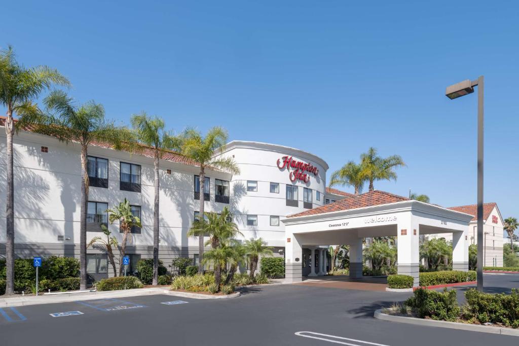 a rendering of the front of the hotel at Hampton Inn Irvine/East Lake Forest in Foothill Ranch