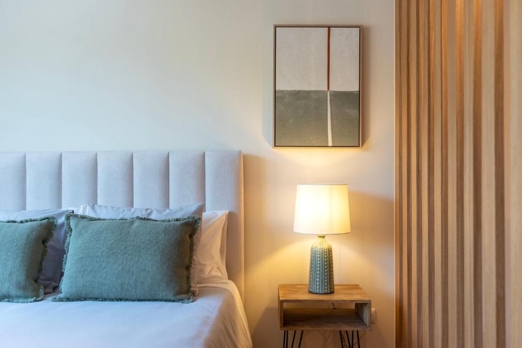 1 dormitorio con 1 cama y 1 lámpara en una mesa en DOISPONTOZERO Bragas, en Oporto