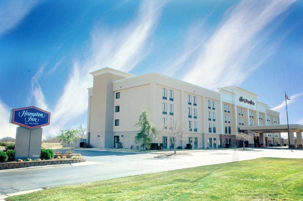 un edificio de hotel con un cartel delante en Hampton Inn - North Platte, en North Platte