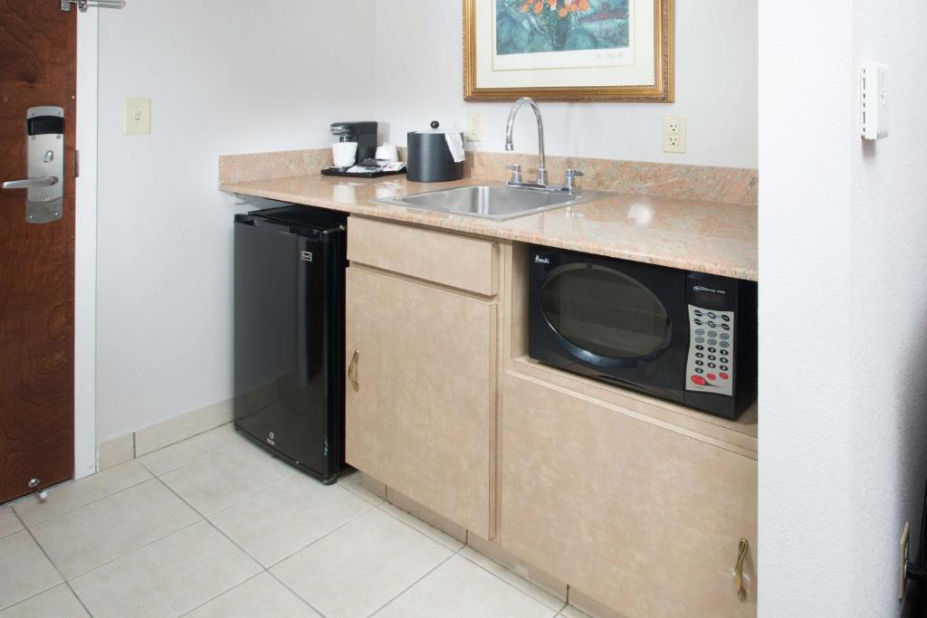 Kuchyň nebo kuchyňský kout v ubytování Hampton Inn Linden