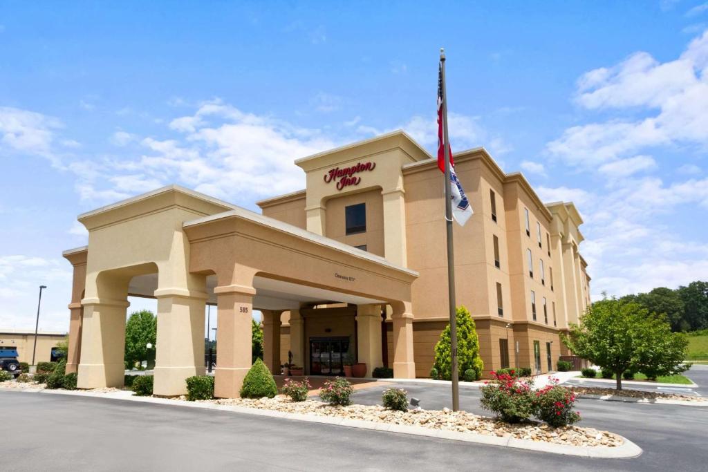 a building with a flag in front of it at Hampton Inn Lenoir City in Lenoir City