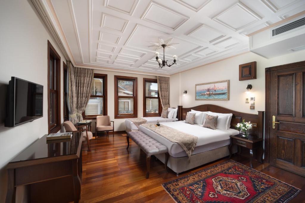 ein Hotelzimmer mit Bett und Fernseher in der Unterkunft Bender Hotel - Old City in Istanbul