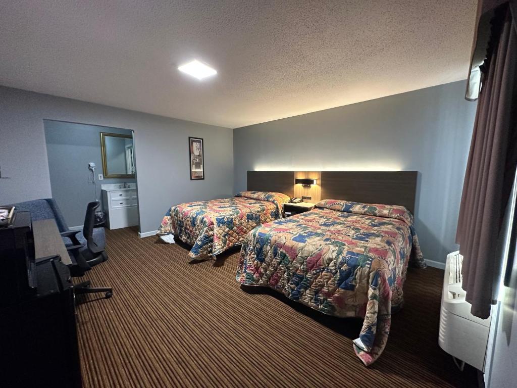Rodeway Inn & Suites - Double Room With Two Double Beds - Non-Smoking