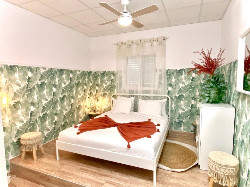 CASA SOLE - Apartamento Playa San Juan tesisinde bir odada yatak veya yataklar