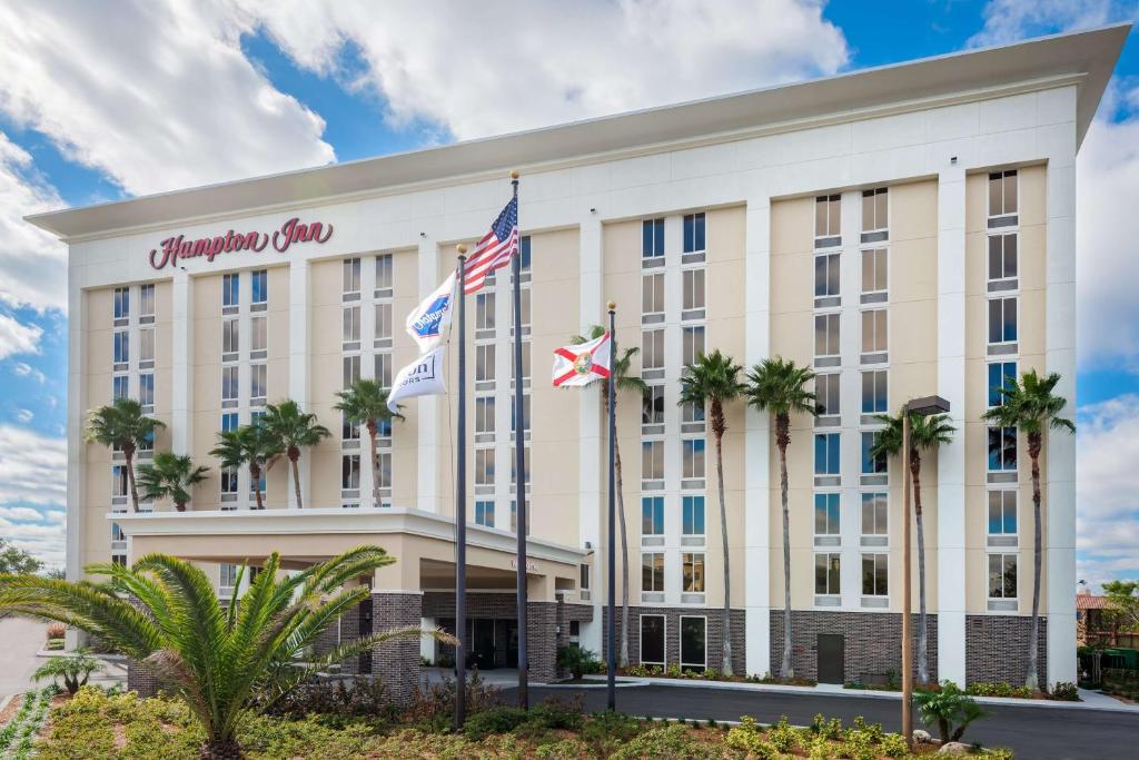 uma vista para o exterior do hotel Durham em Hampton Inn Orlando Near Universal Blv/International Dr em Orlando