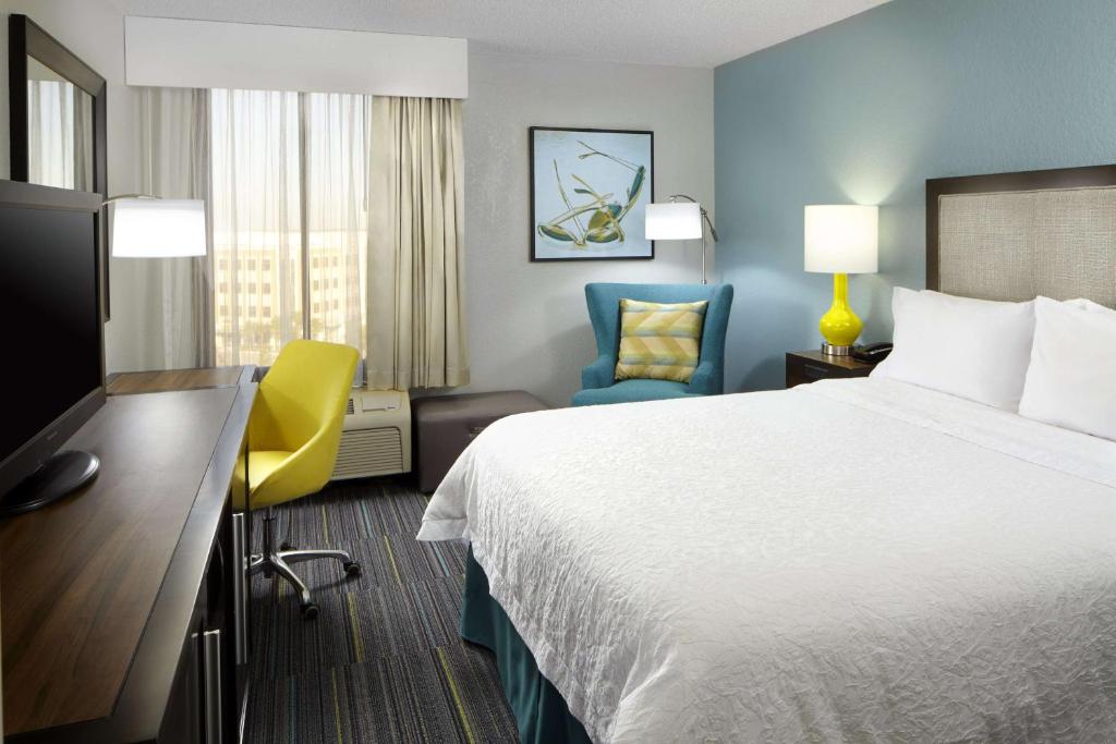 Hampton Inn Orlando Near Universal Blv/International Dr - King Room With Roll-In Shower - Mobility Access/Non-Smoking