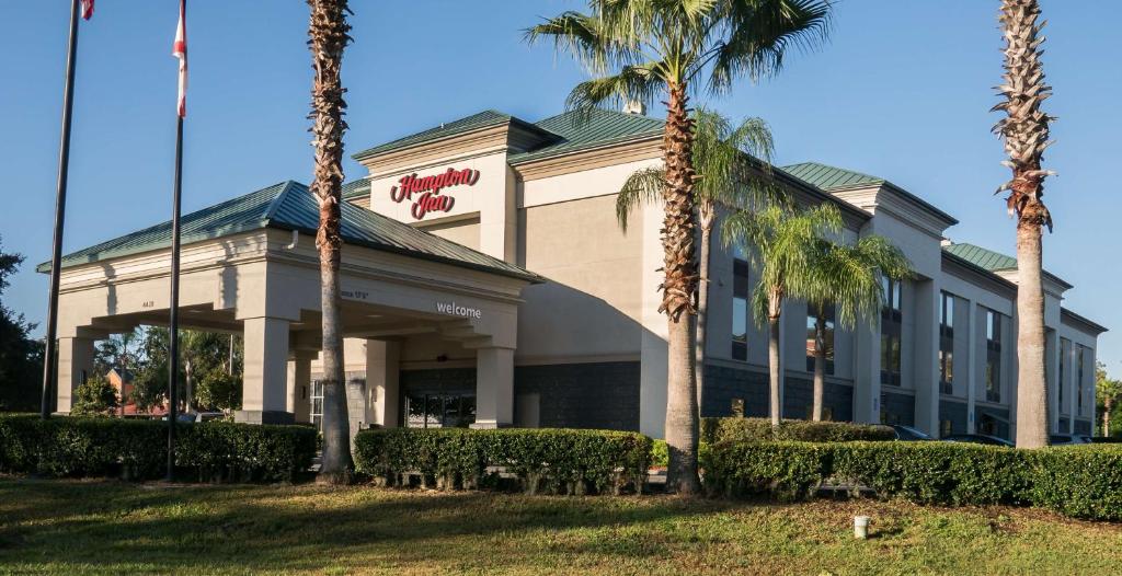 een gebouw met palmbomen ervoor bij Hampton Inn Lakeland in Lakeland