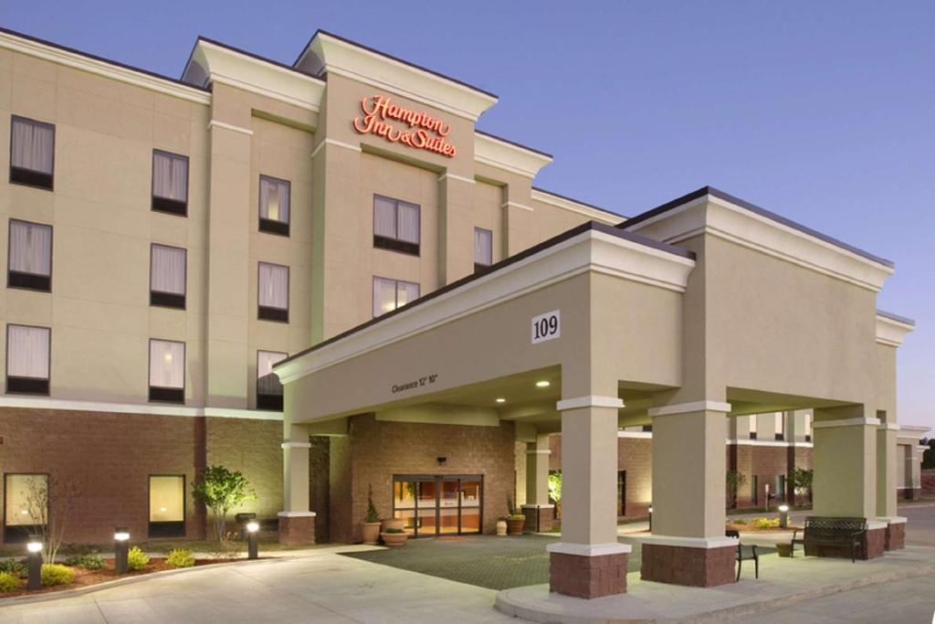 Hampton Inn & Suites McComb في ماكومب: واجهة الفندق