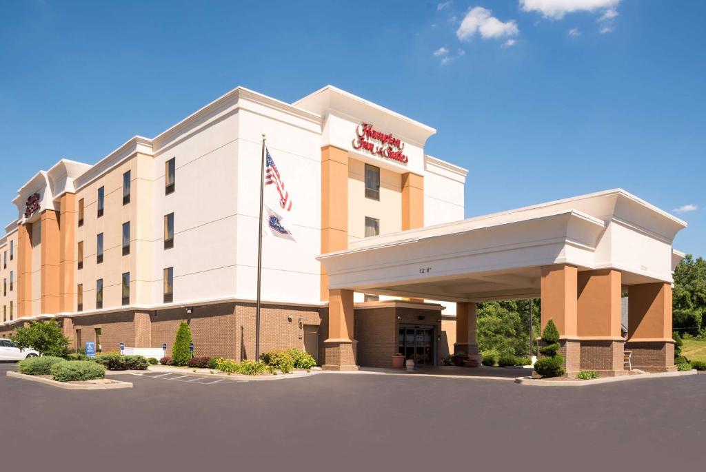 a hotel with an american flag in front of it at Hampton Inn & Suites Mansfield South @ I 71 in Mansfield