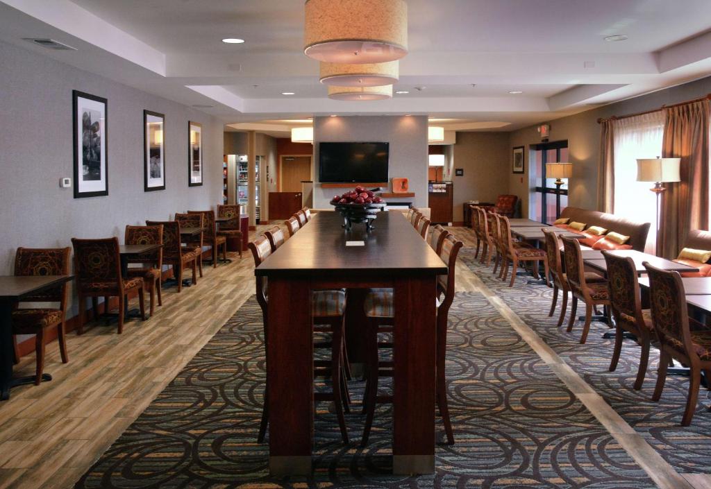 A restaurant or other place to eat at Hampton Inn Medford