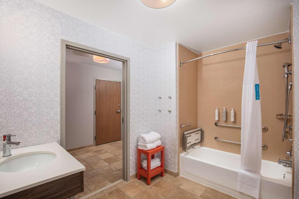 Koupelna v ubytování Hampton Inn Medford