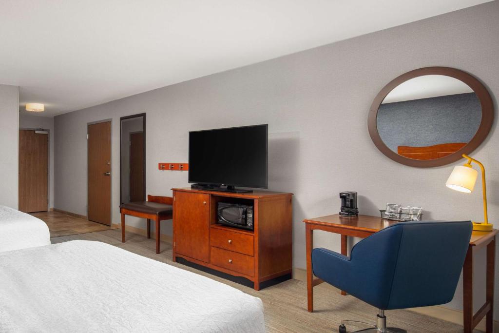 TV a/nebo společenská místnost v ubytování Hampton Inn Medford