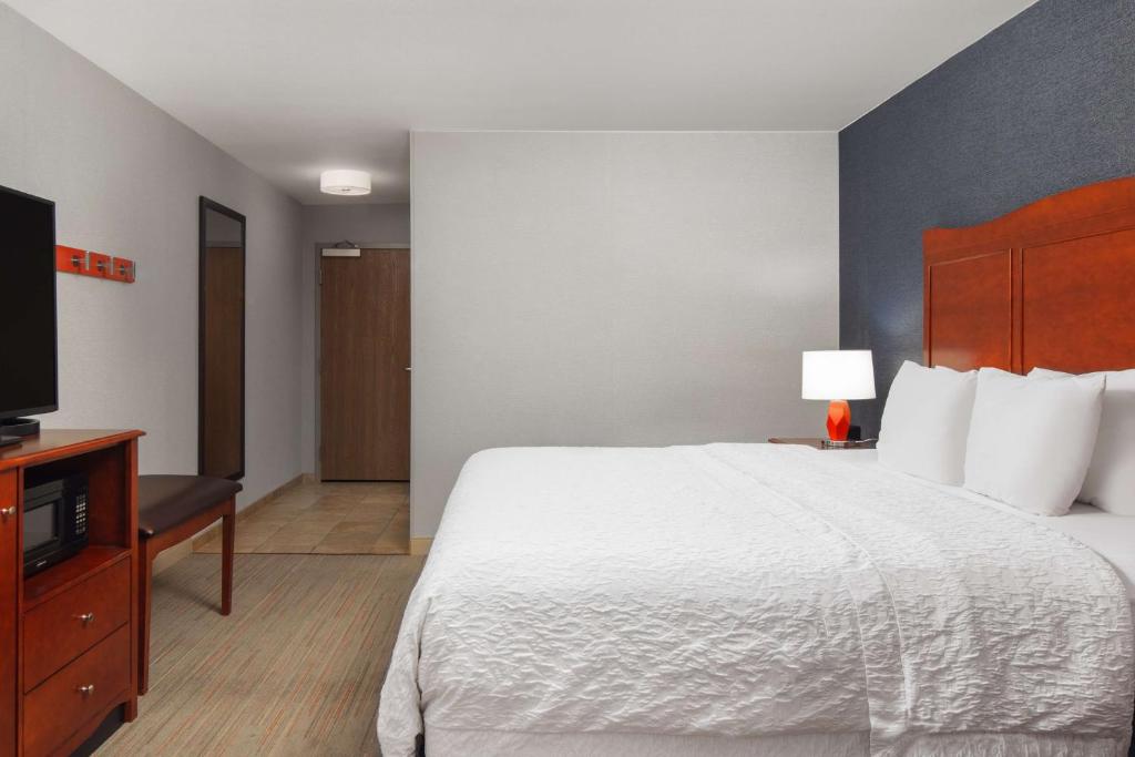 Postel nebo postele na pokoji v ubytování Hampton Inn Medford
