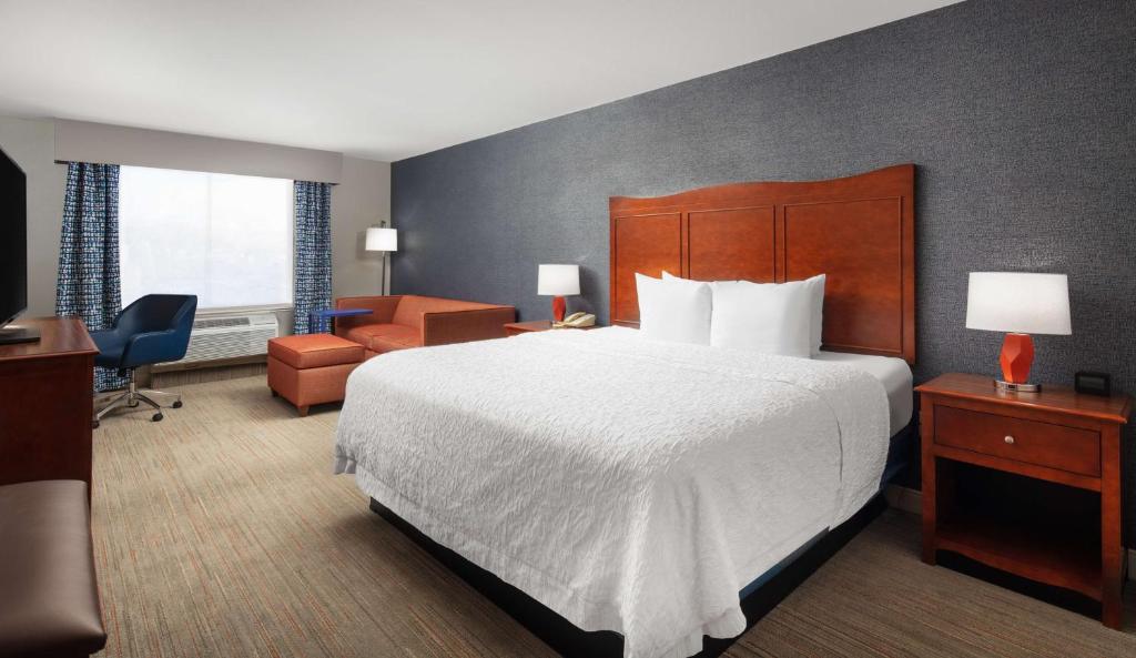 Postel nebo postele na pokoji v ubytování Hampton Inn Medford