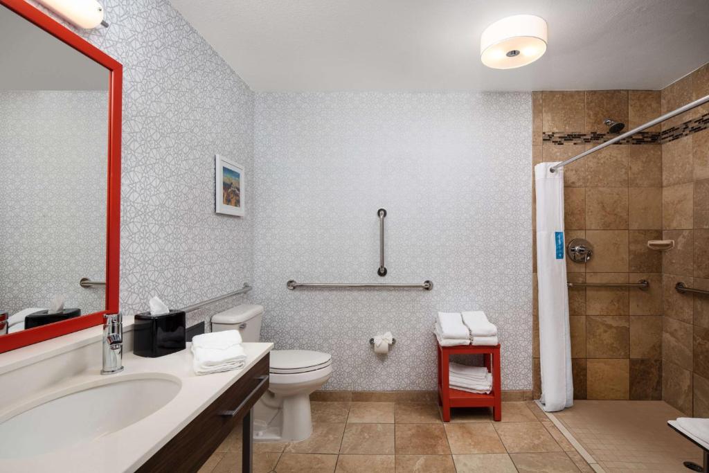 Koupelna v ubytování Hampton Inn Medford