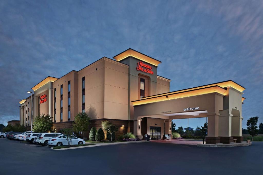 rendering hotelu z samochodami zaparkowanymi na parkingu w obiekcie Hampton Inn & Suites Millington w mieście Millington