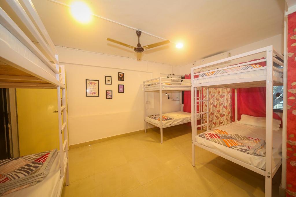 een kamer met 3 stapelbedden en een plafond bij Hostell One - A complete backpacker & Coworking Hub in Pune