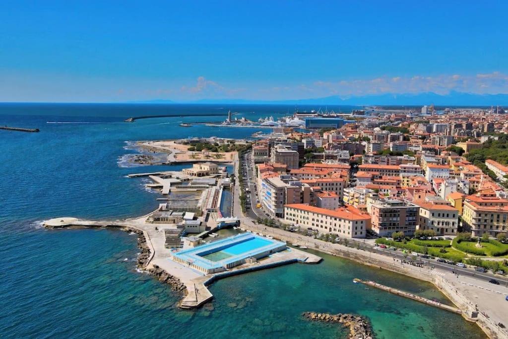una vista aérea de una ciudad junto al agua en Cav san Jacopo lungomare Livorno, en Livorno