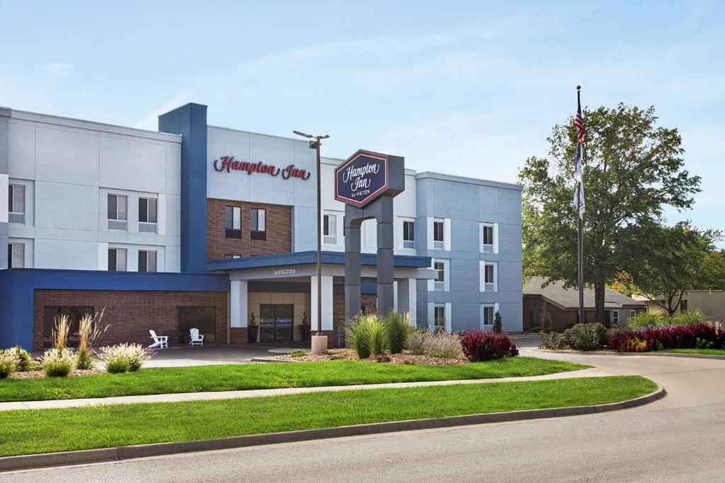 an office building with a sign in front of it at Hampton Inn Kansas City Blue Springs in Blue Springs