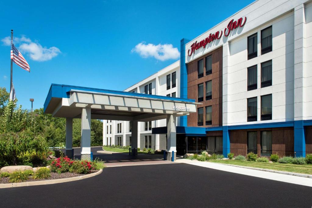a rendering of the front of a hotel at Hampton Inn Middletown in Middletown