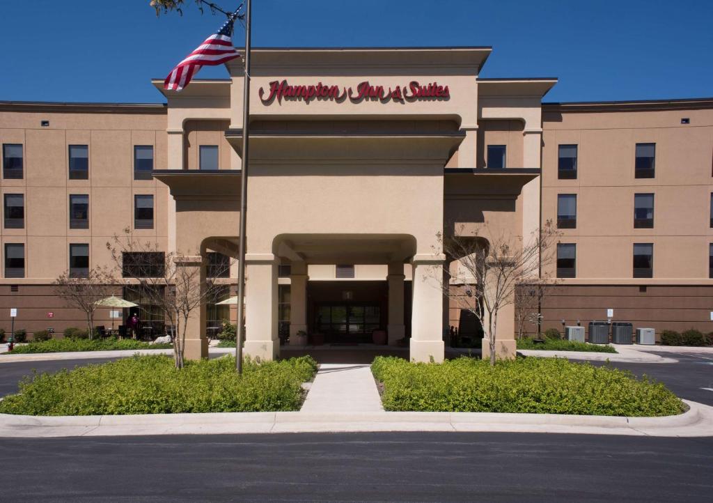 un edificio con una bandera americana delante de él en Hampton Inn and Suites Woodstock, Virginia, en Woodstock