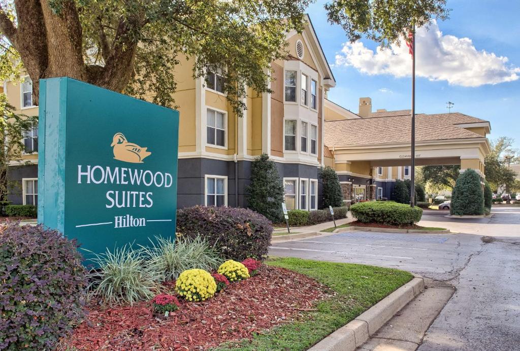 una señal frente a un edificio con una casa en Homewood Suites by Hilton Mobile, en Mobile