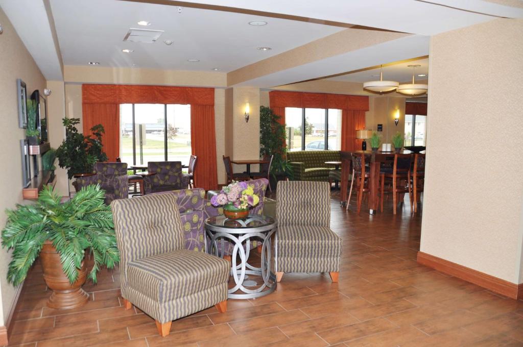 Posezení v ubytování Hampton Inn Macomb
