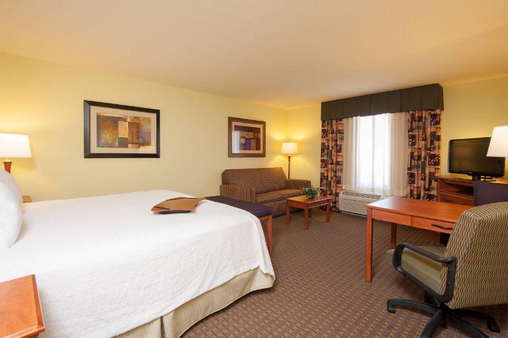 Postel nebo postele na pokoji v ubytování Hampton Inn Macomb