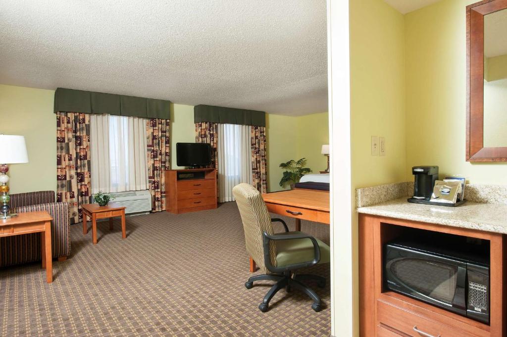 TV a/nebo společenská místnost v ubytování Hampton Inn Macomb