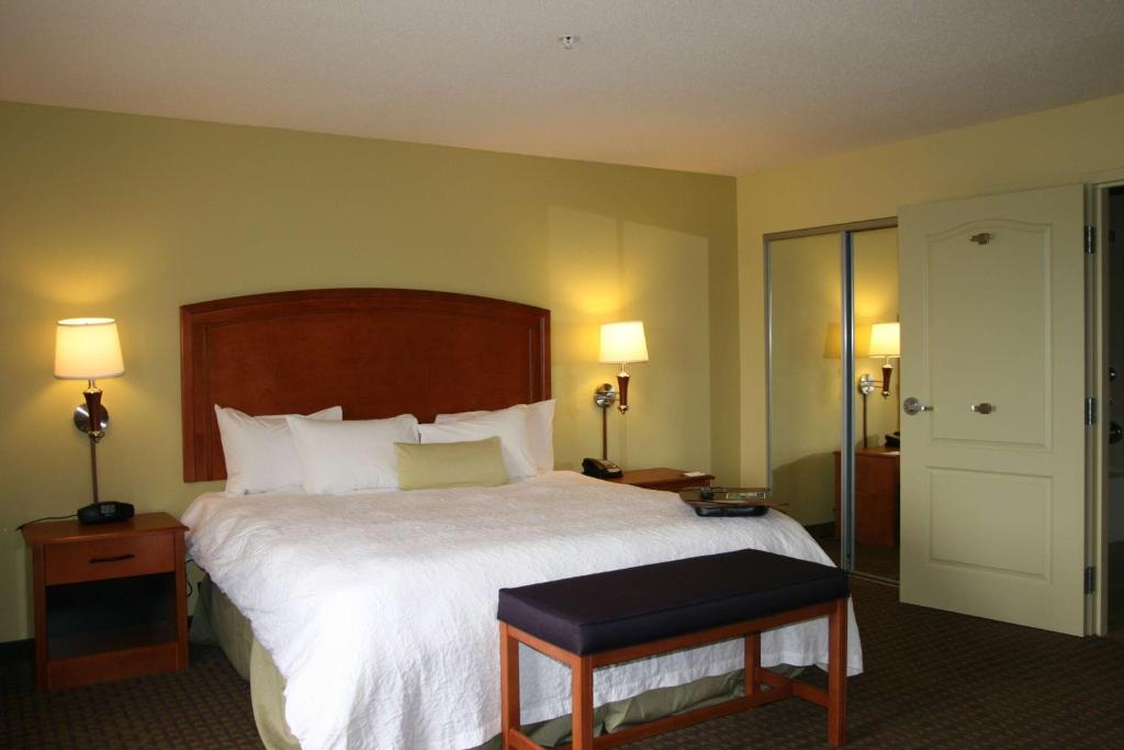 Postel nebo postele na pokoji v ubytování Hampton Inn Macomb