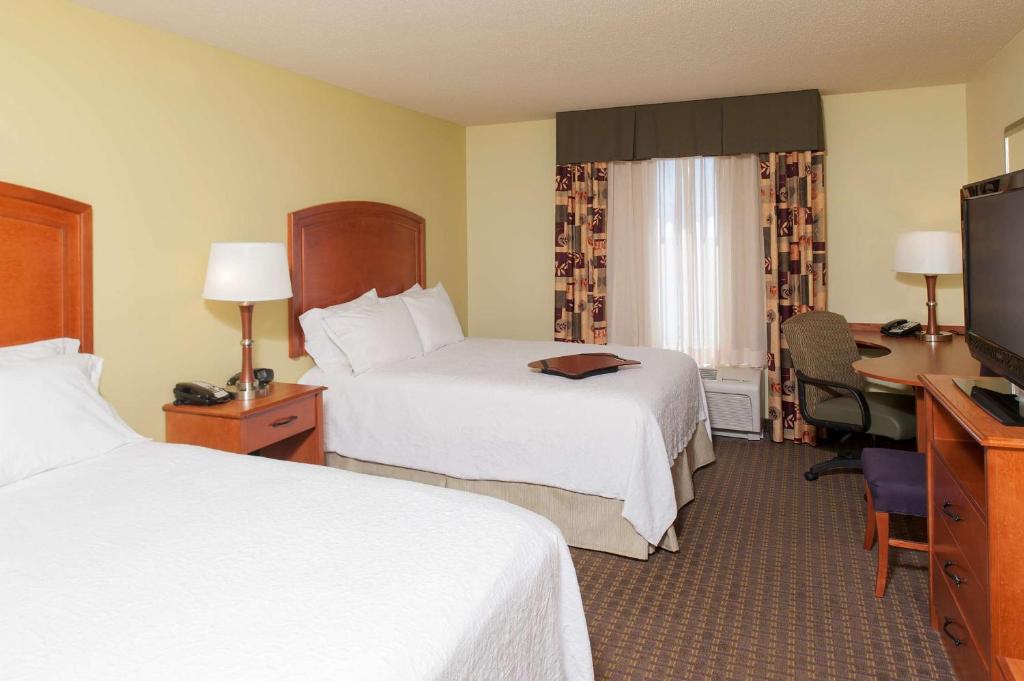 Postel nebo postele na pokoji v ubytování Hampton Inn Macomb