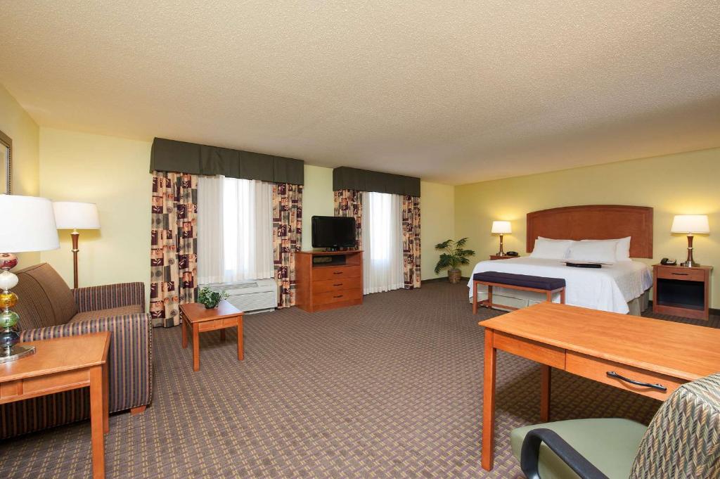 Postel nebo postele na pokoji v ubytování Hampton Inn Macomb