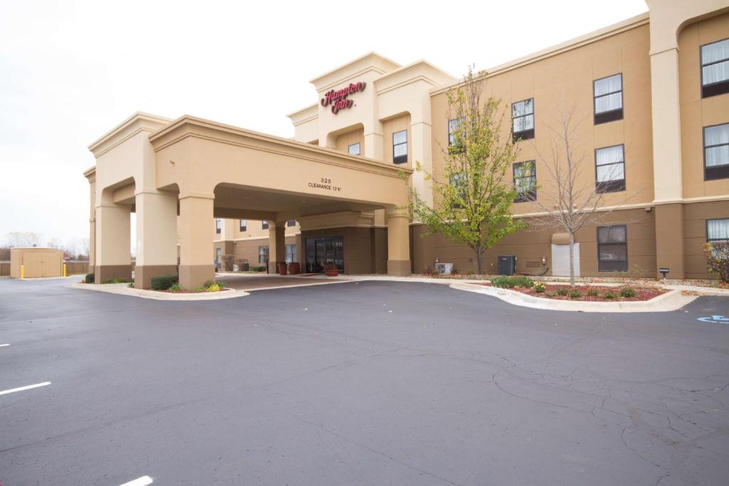 an empty parking lot in front of a building at Hampton Inn Marshall in Marshall