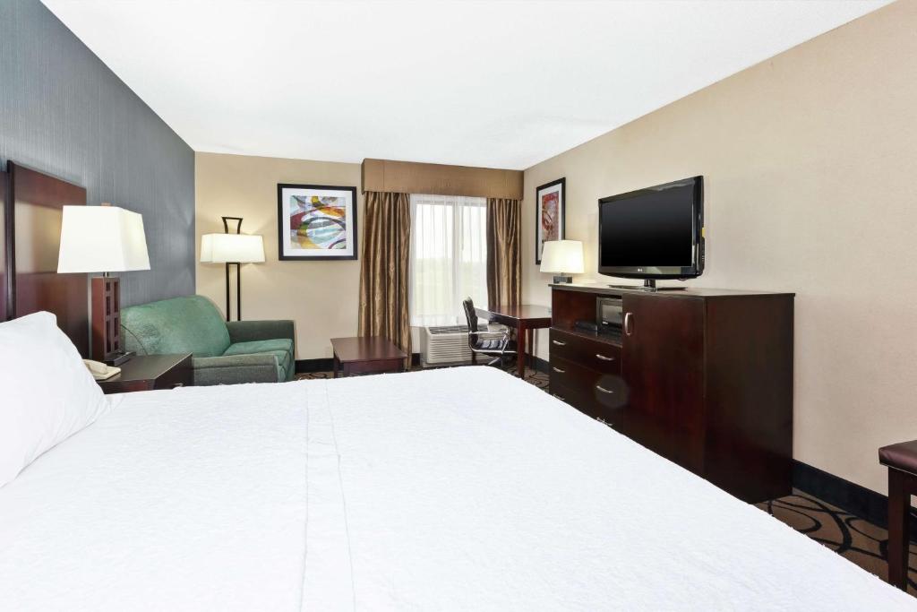 Hampton Inn Monroe - Quarto King Com Sofá-Cama E Estudo - Não Fumador