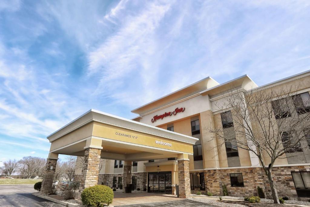 a building with a sign on the front of it at Hampton Inn Marion in Marion