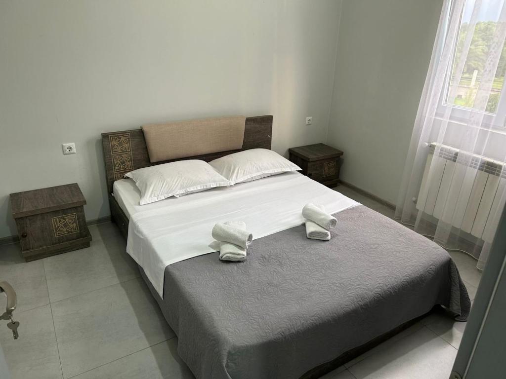 una camera da letto con un letto e due asciugamani di Cristall Kobuleti a Kobuleti