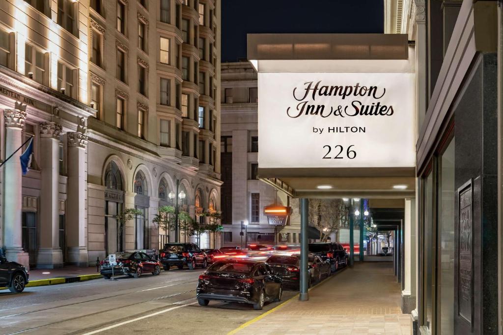 Hampton Inn Downtown / French Quarter Area في نيو أورلينز: علامة على وجود وكالة للسيارات في شارع المدينة