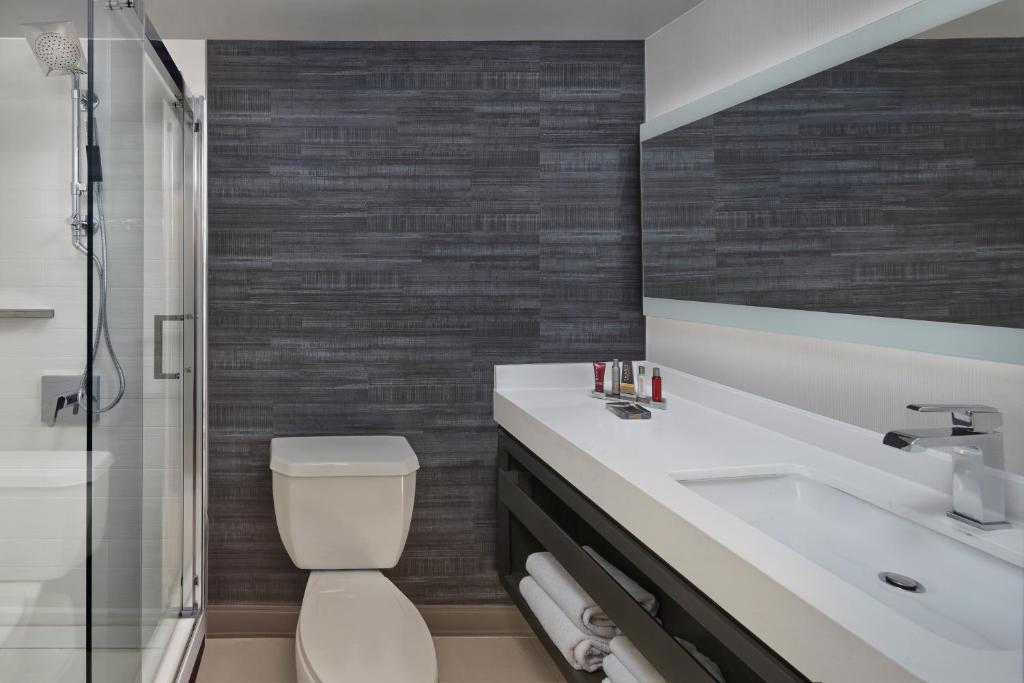 Marriott Providence Downtown - Guest Room, King, Poolside View
