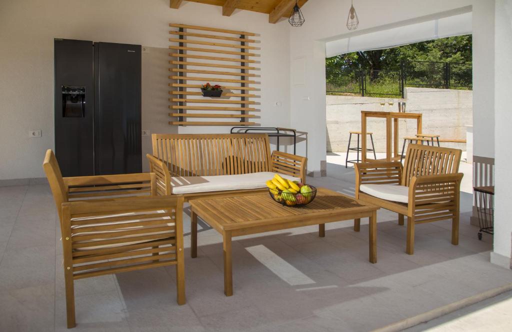 Patio lub wspólna przestrzeń na świeżym powietrzu w obiekcie Kuća Roža - Dolinci