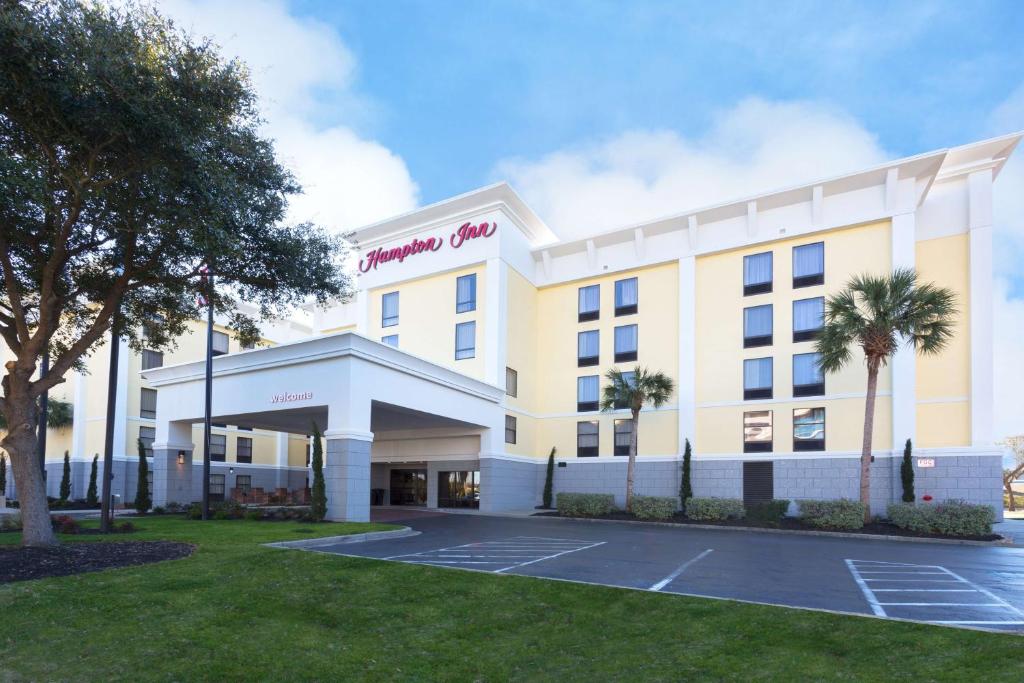 eine Darstellung der Vorderseite eines Hotels in der Unterkunft Hampton Inn Harbourgate in Myrtle Beach