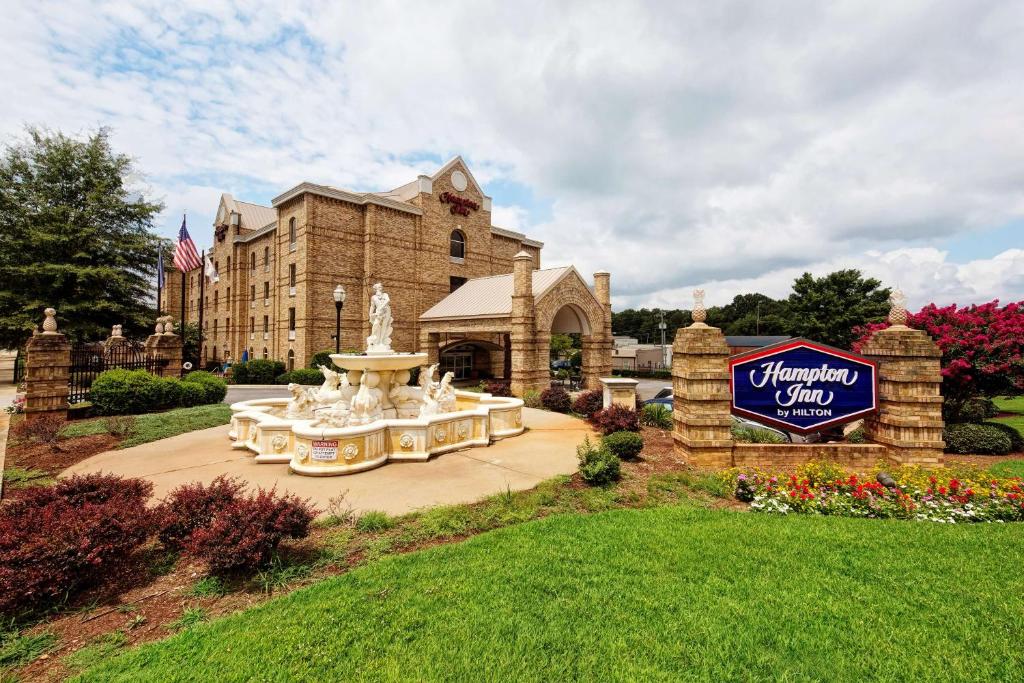 un hotel con una fuente frente a un edificio en Hampton Inn Newberry Opera House, en Newberry