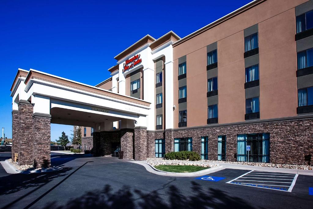 un hotel con un cartello sulla parte anteriore di Hampton Inn & Suites Nampa at the Idaho Center a Nampa