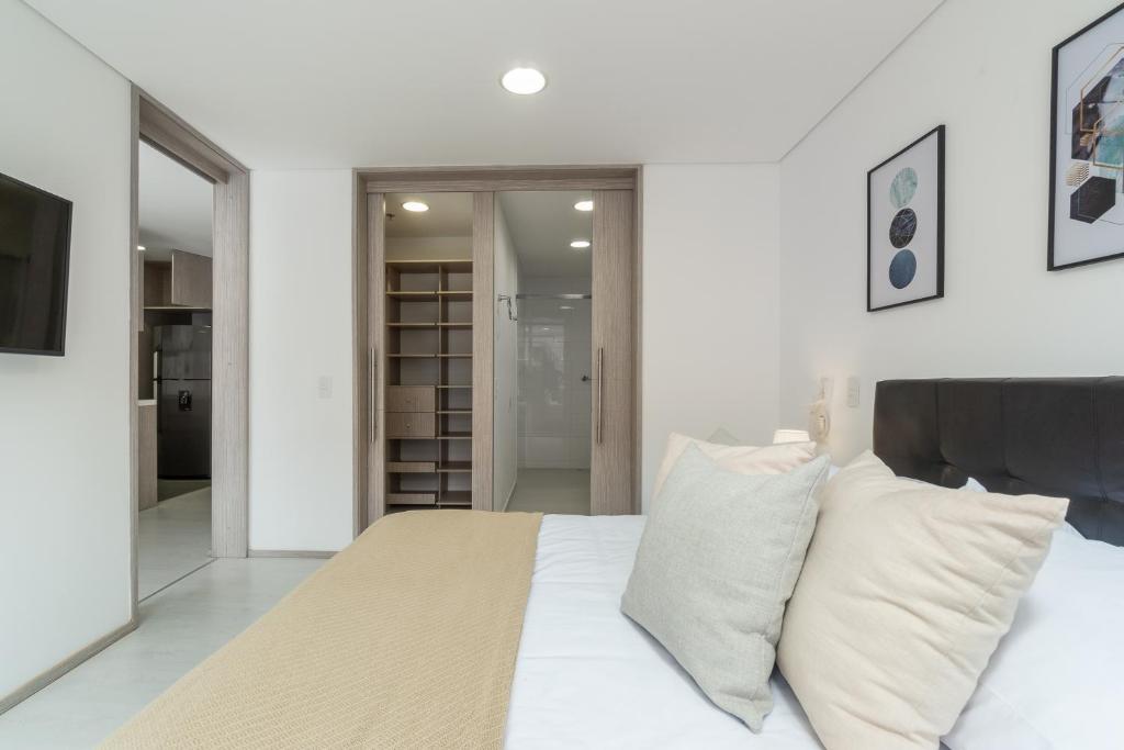 Postel nebo postele na pokoji v ubytování PORTANOVA Suites by ADVENTU