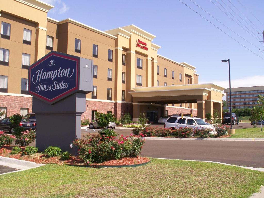 um sinal para uma estalagem e suites em Hampton em Hampton Inn & Suites Natchez em Natchez