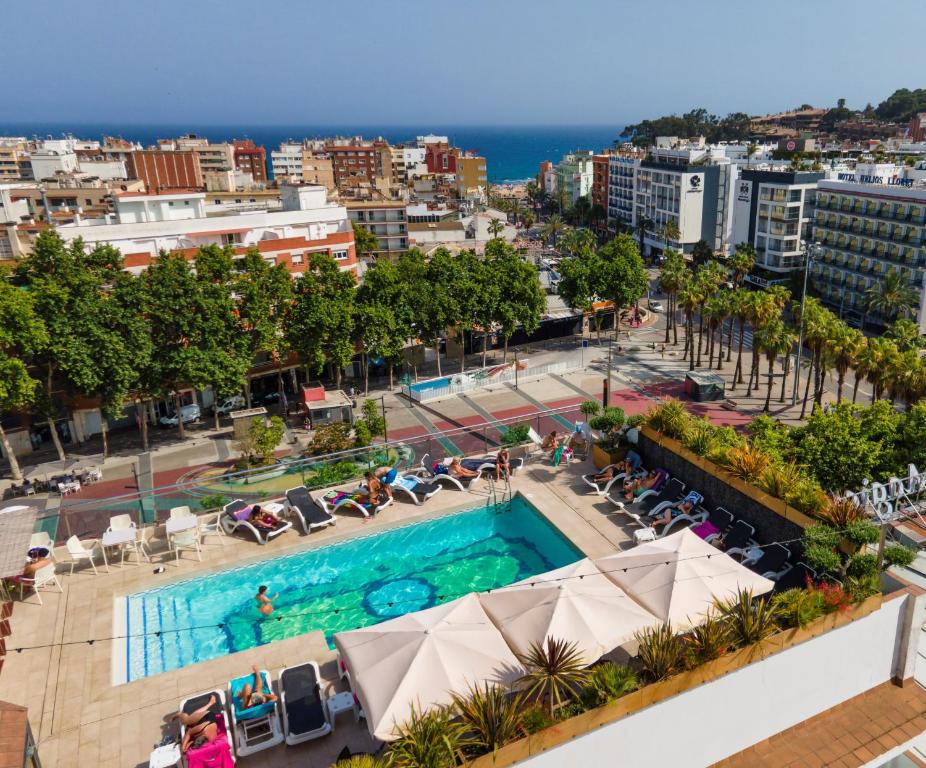 een uitzicht over een zwembad in een stad bij Hotel Astoria Park in Lloret de Mar