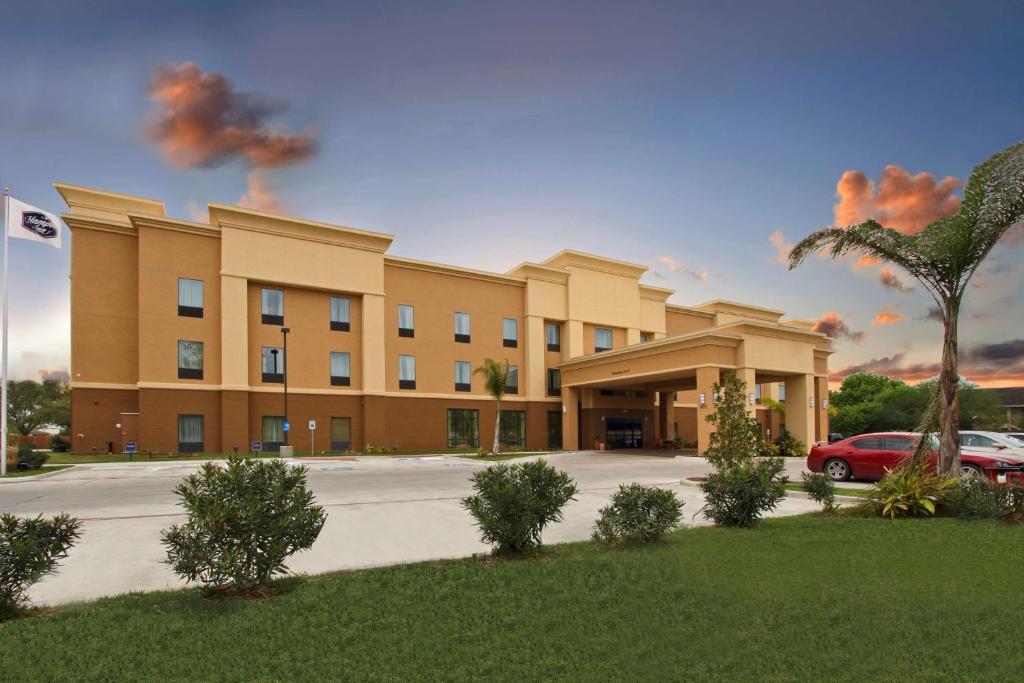 un edificio con un coche aparcado delante en Hampton Inn Beeville, en Beeville