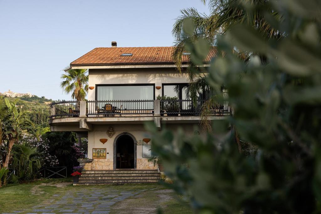 a house with a balcony on top of it at Villa Il Torchio in Messina