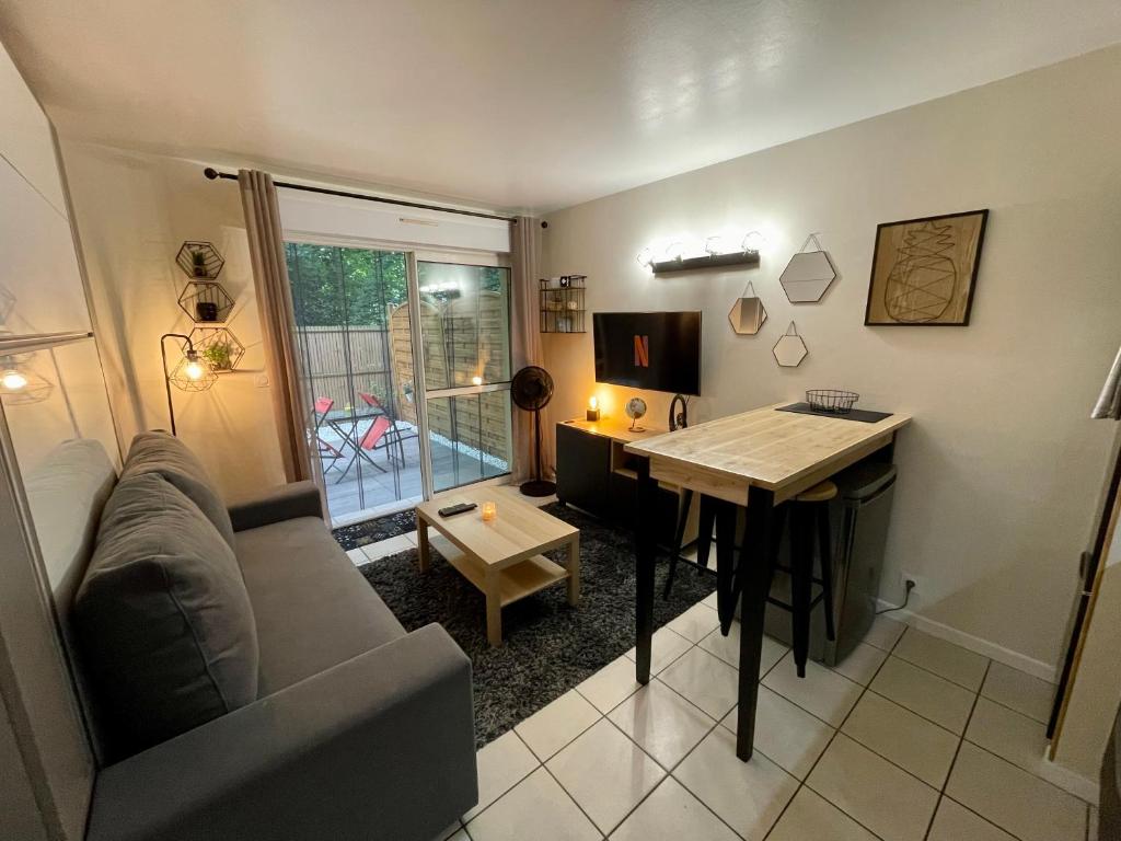 a small living room with a couch and a table at Studio Pessac Centre Tram & Parking in Pessac