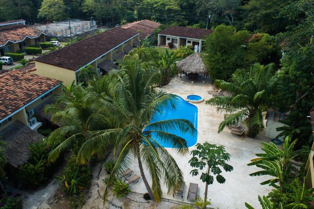een luchtzicht op een resort met een zwembad en palmbomen bij Cabo Velas Estates 12 Guanacaste in Matapalo